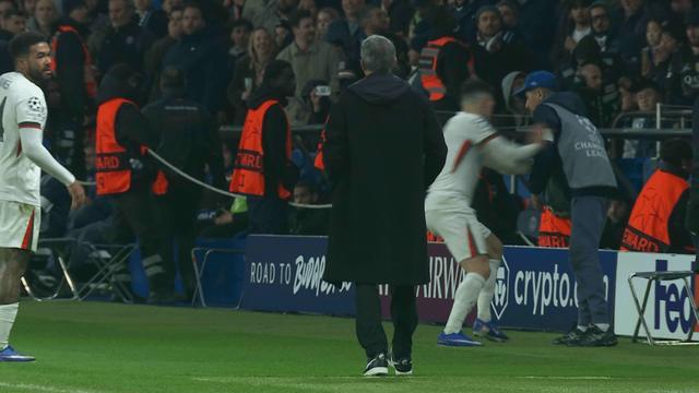 足球赛事-切尔西2-5惨败巴黎！内托怒推球童引冲突，致敬阿扎尔？